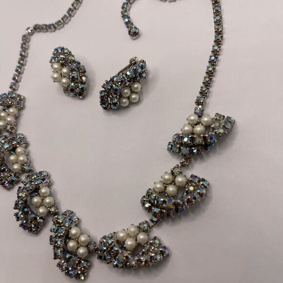 Vintage set aurora borealis and faux pearls necklace earrings - Picture 7 of 9